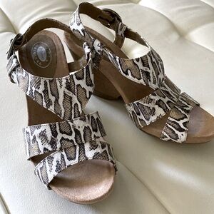 New Dr Scholls Snakeskin Animal print strappy wedge sandal 8.5